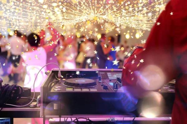 Understanding What Makes a Professional Wedding DJ Stand Out